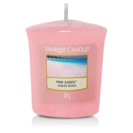 Nahaufnahme einer rosa Yankee Candle Pink Sands Kerze mit Strandmotiv