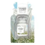 Verpackter Yankee Candle Clean Cotton Car Jar Ultimate vor weißem Hintergrund