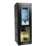 Seitlich fotografierte Verpackung des Blue Door Reed Diffusers mit sichtbarer Flasche