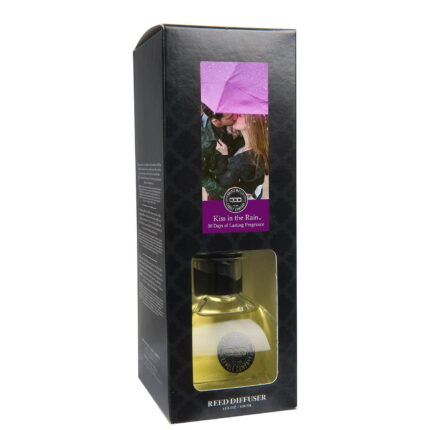 Seitlich gezeigte Verpackung des Kiss in the Rain Reed Diffusers