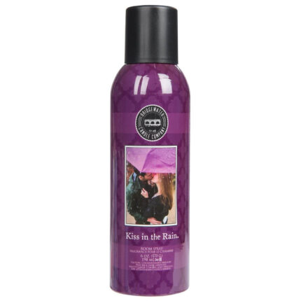 Lila Kiss in the Rain Raumspray-Flasche mit Kussmotiv und schwarzem Verschluss