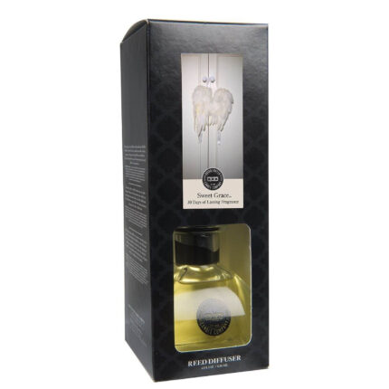 Schräg fotografierte Verpackung des Sweet Grace Reed Diffusers mit sichtbarer Duftflasche
