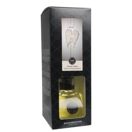 Schräg fotografierte Verpackung des Sweet Grace Reed Diffusers mit sichtbarer Duftflasche