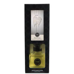 Frontaler Sweet Grace Reed Diffuser in schwarzer Verpackung mit sichtbarer Flasche