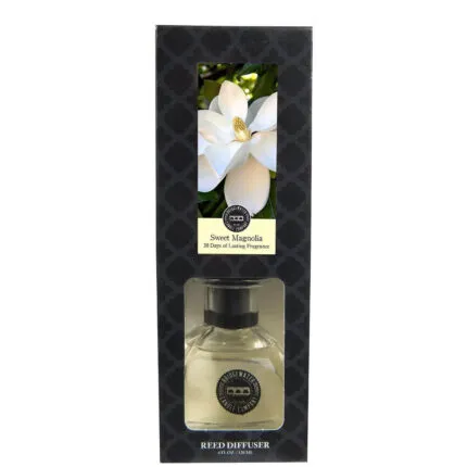 Verpackter Reed Diffuser mit Magnolienblüten und Produktflasche