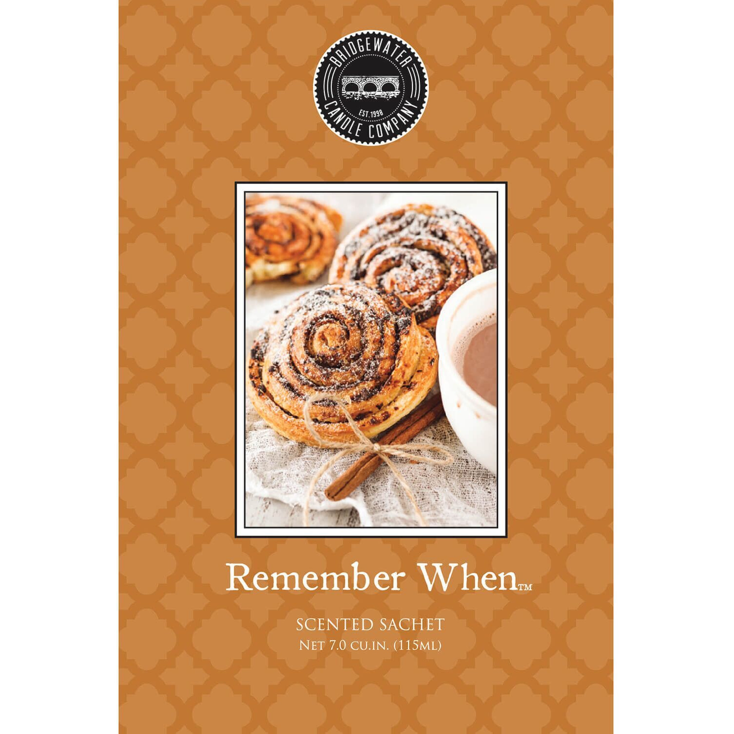 Remember When Scented Sachet Vorderseite des Remember When Duftsachets mit Zimtschnecken und Tasse