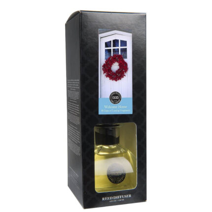 Seitlich gezeigte Welcome Home Reed Diffuser Verpackung mit sichtbarem Flakon