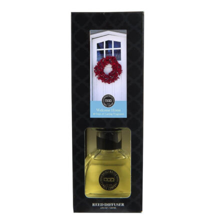 Vorderansicht der Welcome Home Reed Diffuser Verpackung mit gelber Flüssigkeit