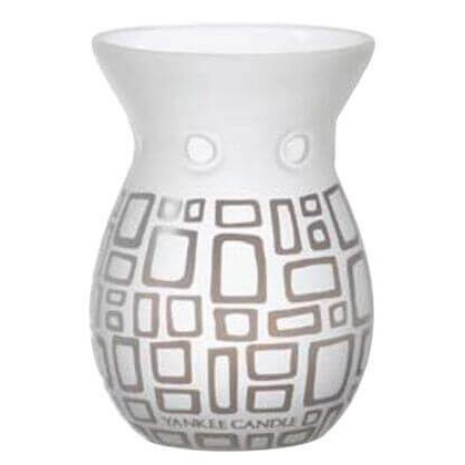Weiße Duftlampe mit geometrischem Muster und zwei seitlichen Öffnungen
