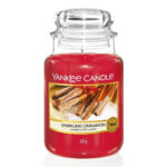 Rote Sparkling Cinnamon Kerze im Glas mit transparentem Deckel