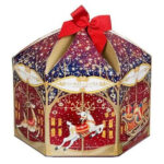 Adventskalender Karussell von Yankee Candle mit nummerierten Türchen und roter Schleife