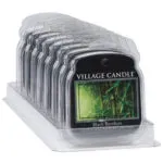Mehrere Village-Candle-Produkte mit Black-Bamboo-Etikett in transparenter Verpackung