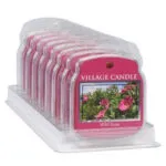 Mehrere verpackte Village Candle Wild Rose Duftwachse in einer Kunststoffhalterung