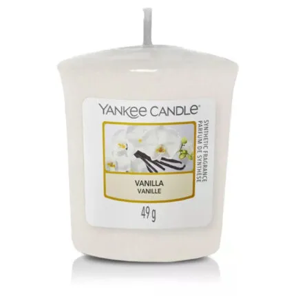Weiße Yankee Candle Vanilla mit sichtbarem Docht und Frontetikett