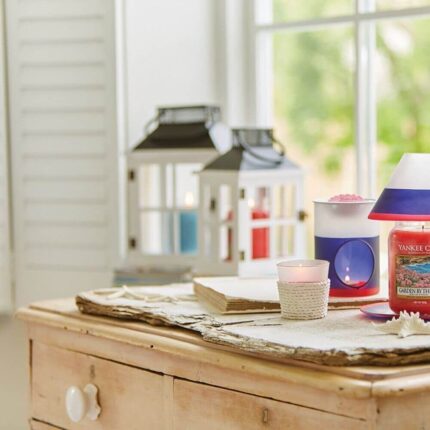 Weißer Jar Holder mit Kerzen auf einer Kommode neben Yankee Candle Produkten