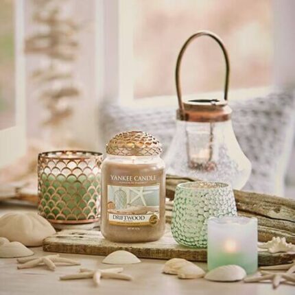 Metal Jar Holder neben Yankee Candle Kerze und dekorativen Windlichtern