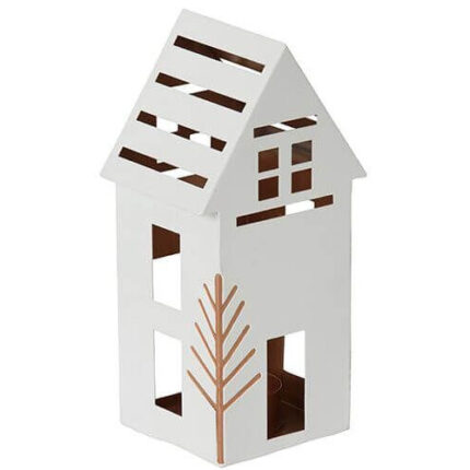 Weißes Hausförmiges Luminary mit Fensteröffnungen und aufgedrucktem Baum an der Vorderseite
