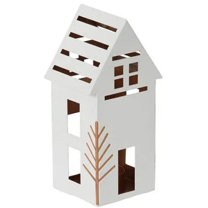 Weißes Hausförmiges Luminary mit Fensteröffnungen und aufgedrucktem Baum an der Vorderseite