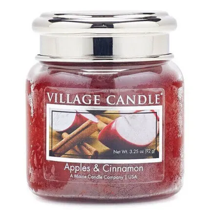 Rotes Village Candle Glas mit silbernem Deckel vor weißem Hintergrund