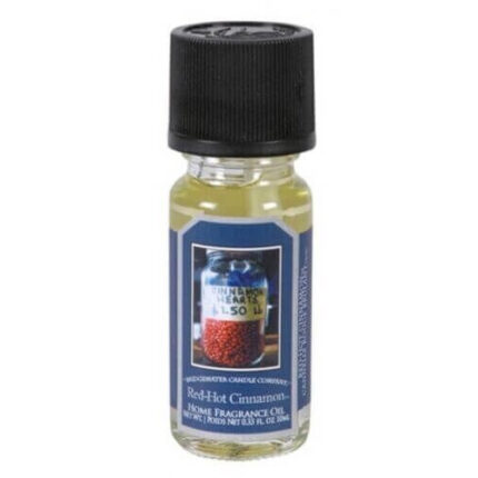 Nahaufnahme des etikettierten Red Hot Cinnamon Home Fragrance Oil Fläschchens