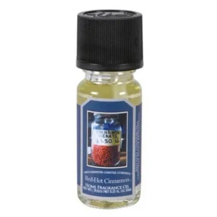 Nahaufnahme des etikettierten Red Hot Cinnamon Home Fragrance Oil Fläschchens