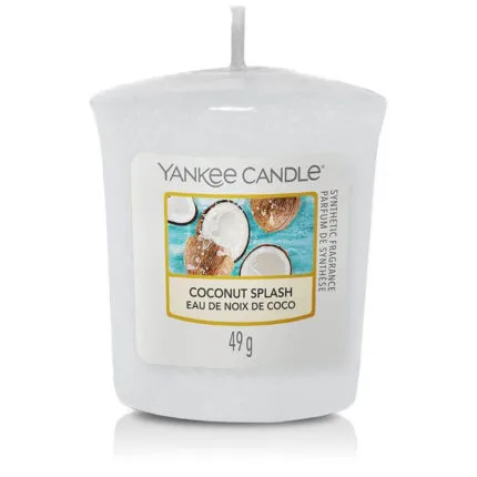 Weiße Yankee Candle Coconut Splash Duftkerze mit Kokosnussmotiv auf dem Etikett