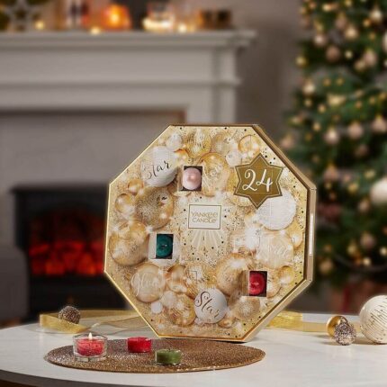 Yankee Candle Adventskalender als Weihnachtskranz mit geöffneten Türchen und Kerzen