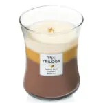 Geöffnete WoodWick Trilogy Kerze im Glas mit sichtbarem Docht