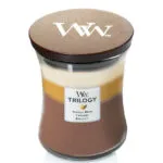 WoodWick Trilogy Kerze mit Holzdeckel und beschriftetem Frontetikett