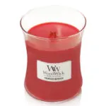 Rote WoodWick Crimson Berries Kerze im Glas auf weißem Hintergrund