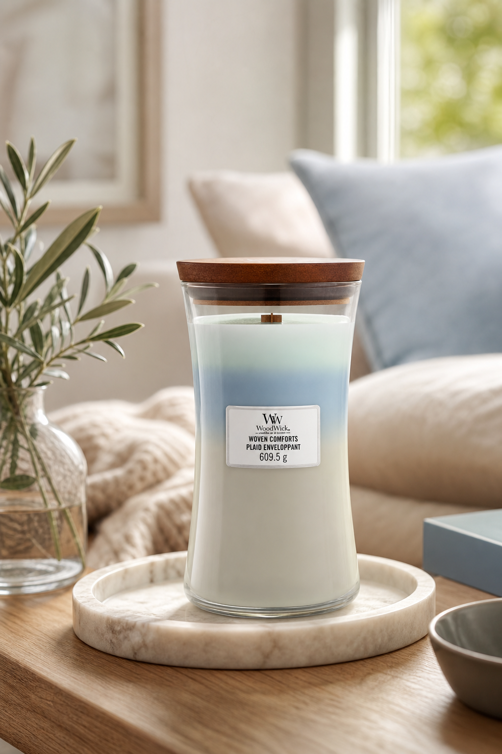 WoodWick Woven Comforts Kerze auf einem Tablett im Wohnraum