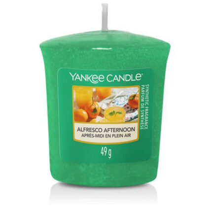 Frontansicht der grünen Yankee Candle Duftkerze Alfresco Afternoon mit Etikett