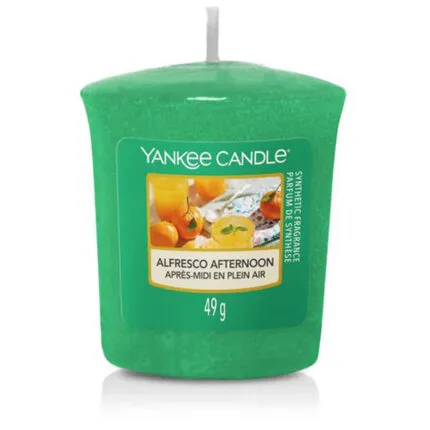 Frontansicht der grünen Yankee Candle Duftkerze Alfresco Afternoon mit Etikett