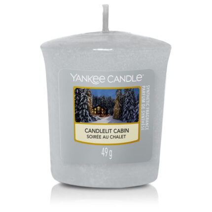 Nahaufnahme der Yankee Candle Candlelit Cabin Kerze mit 49-g-Angabe