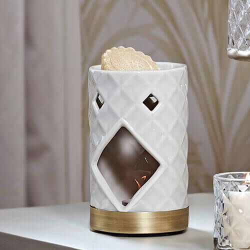 Facettierte Keramik-Duftlampe Weiße facettierte Keramik-Duftlampe mit großem Sichtfenster und goldenem Sockel
