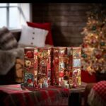 Geöffneter Yankee Candle Adventskalender mit weihnachtlichen Motiven und Kerzen