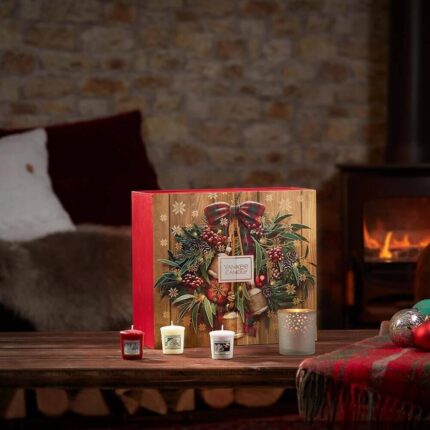 Geschlossener Yankee Candle Adventskalender mit drei kleinen Kerzen davor
