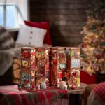 Geöffneter Yankee Candle Adventskalender mit nummerierten Fächern und kleinen Kerzen
