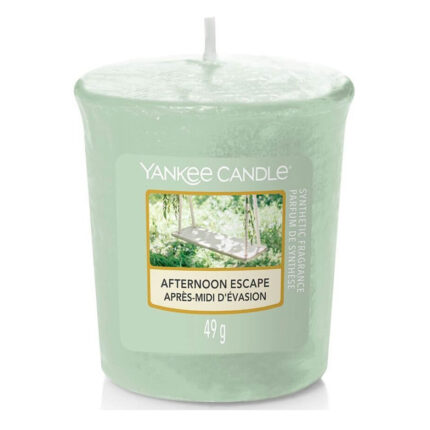Nahaufnahme der grünen Yankee Candle Afternoon Escape Kerze mit Etikett