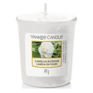 Weiße Yankee Candle Camellia Blossom Duftkerze mit Blumenetikett