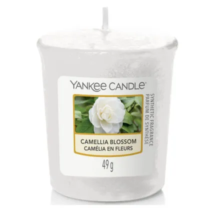 Weiße Yankee Candle Camellia Blossom Duftkerze mit Blumenetikett