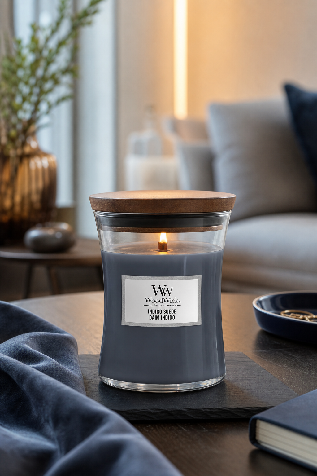 Brennende WoodWick Indigo Suede Kerze mit Holzdeckel im Wohnraum