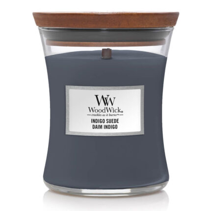 Nahaufnahme der WoodWick Indigo Suede Kerze mit Holzdeckel