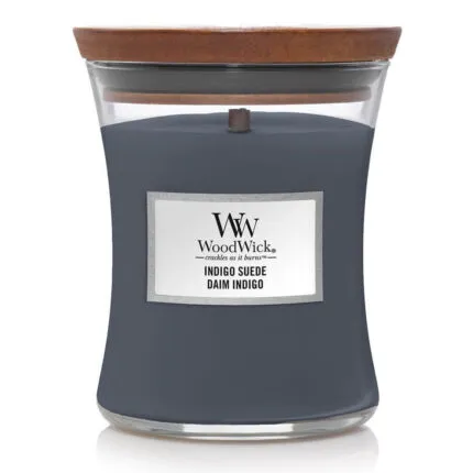 Nahaufnahme der WoodWick Indigo Suede Kerze mit Holzdeckel