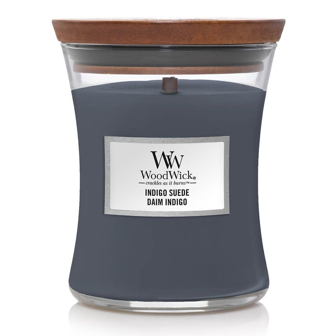 Indigo Suede Kerze mit Etikett Nahaufnahme der WoodWick Indigo Suede Kerze mit Holzdeckel