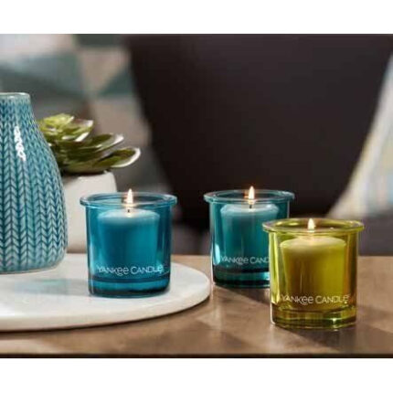 Türkiser Yankee Candle Votivkerzenhalter mit brennender Kerze neben weiteren Kerzenhaltern