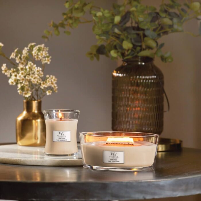 Brennende Solar Ylang Kerzen von WoodWick in Wohnraumszene