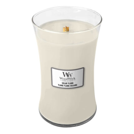 Geöffnete WoodWick Solar Ylang Kerze mit sichtbarem Holzdocht