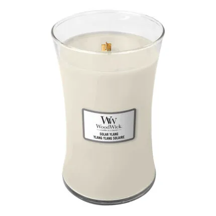Geöffnete WoodWick Solar Ylang Kerze mit sichtbarem Holzdocht