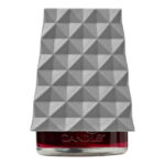Graue geometrische Facettenhülle über einem roten ScentPlug-Nachfüller